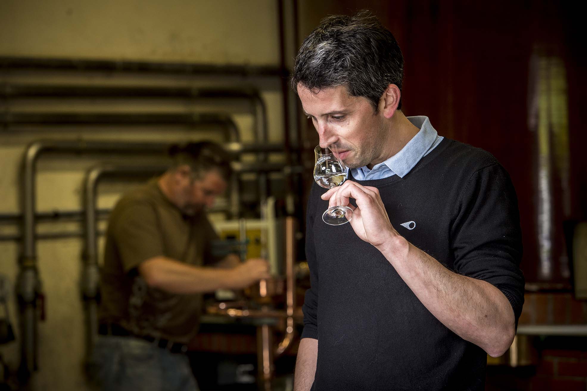 Emmanuel Painturaud, maître de chai entrain de sentir une eau-de-vie dans la distillerie